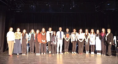 Kır Çiçekleri 'Sevgili Doktor' oyunuyla sahneye çıktı