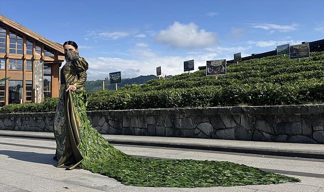 Rize'de öğrenci 5 bin çay yaprağıyla elbise tasarladı