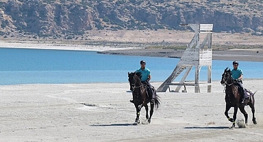 Salda Gölü'nde atlı jandarma timi göreve başladı